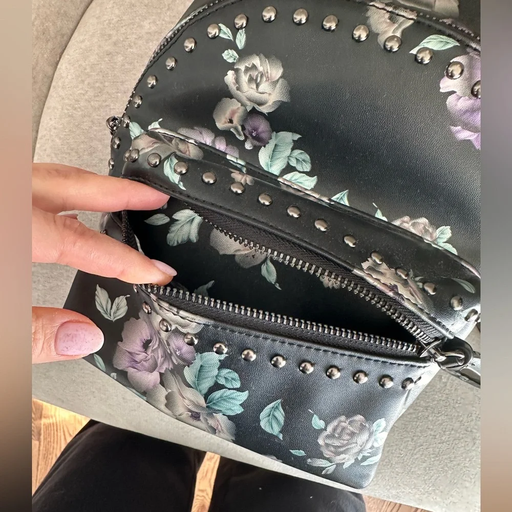 Mini backpack with flowers, double pocket.